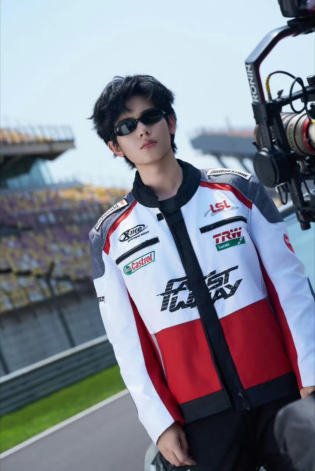 胡先煦 这张脸开赛车才有说服力我勒个胡先煦，又又又解锁新皮肤，赛车热血男主的脸有