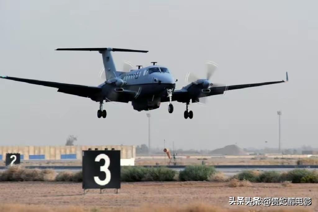 美军一架MC-12侦察机在科威特一处基地遭到导弹袭击中被摧毁。

美军的“眼睛”