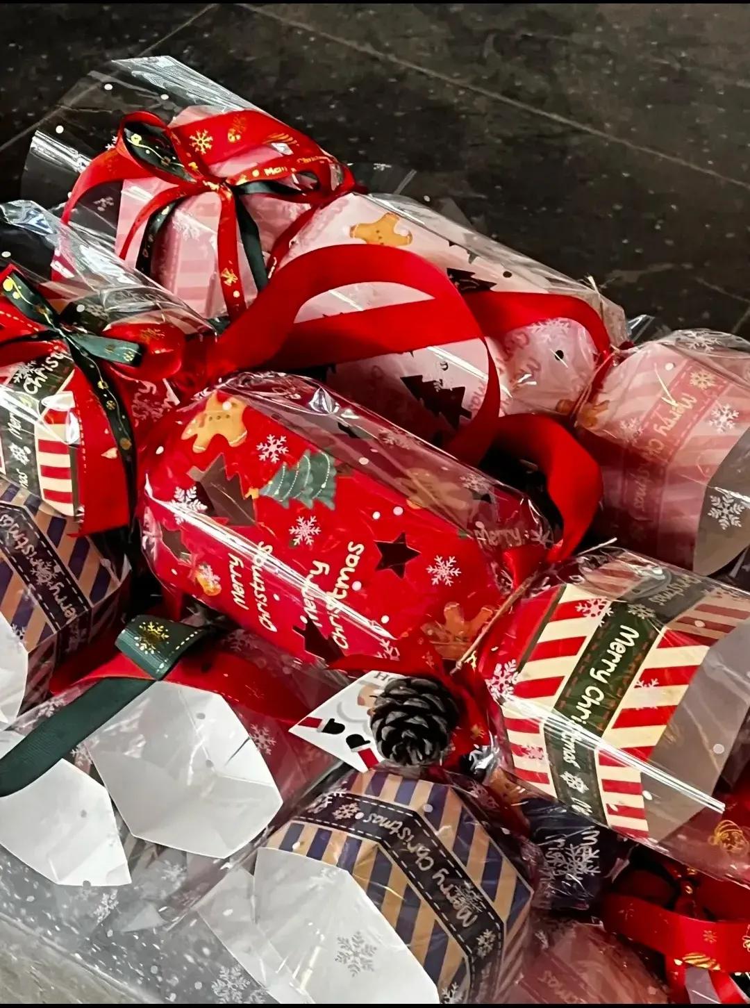 同事熬两天包的50个平安果，
9.9元两个甩卖都没人瞅，
剩一半堆在摊位上，
我