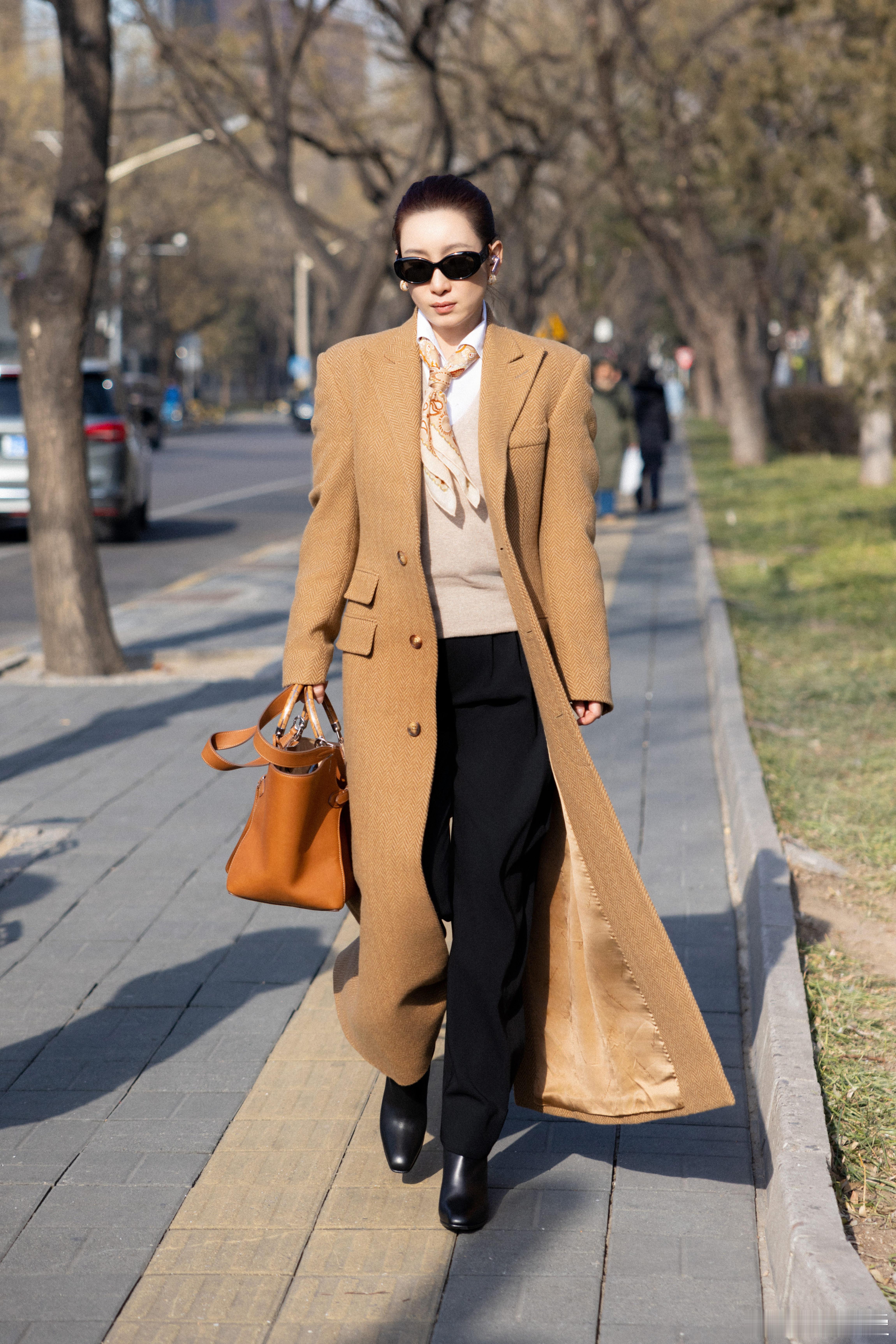 秦海璐亮相春晚首次联排 秦海璐现身央视春晚联排，最新路透状态太好了，优雅精致，被