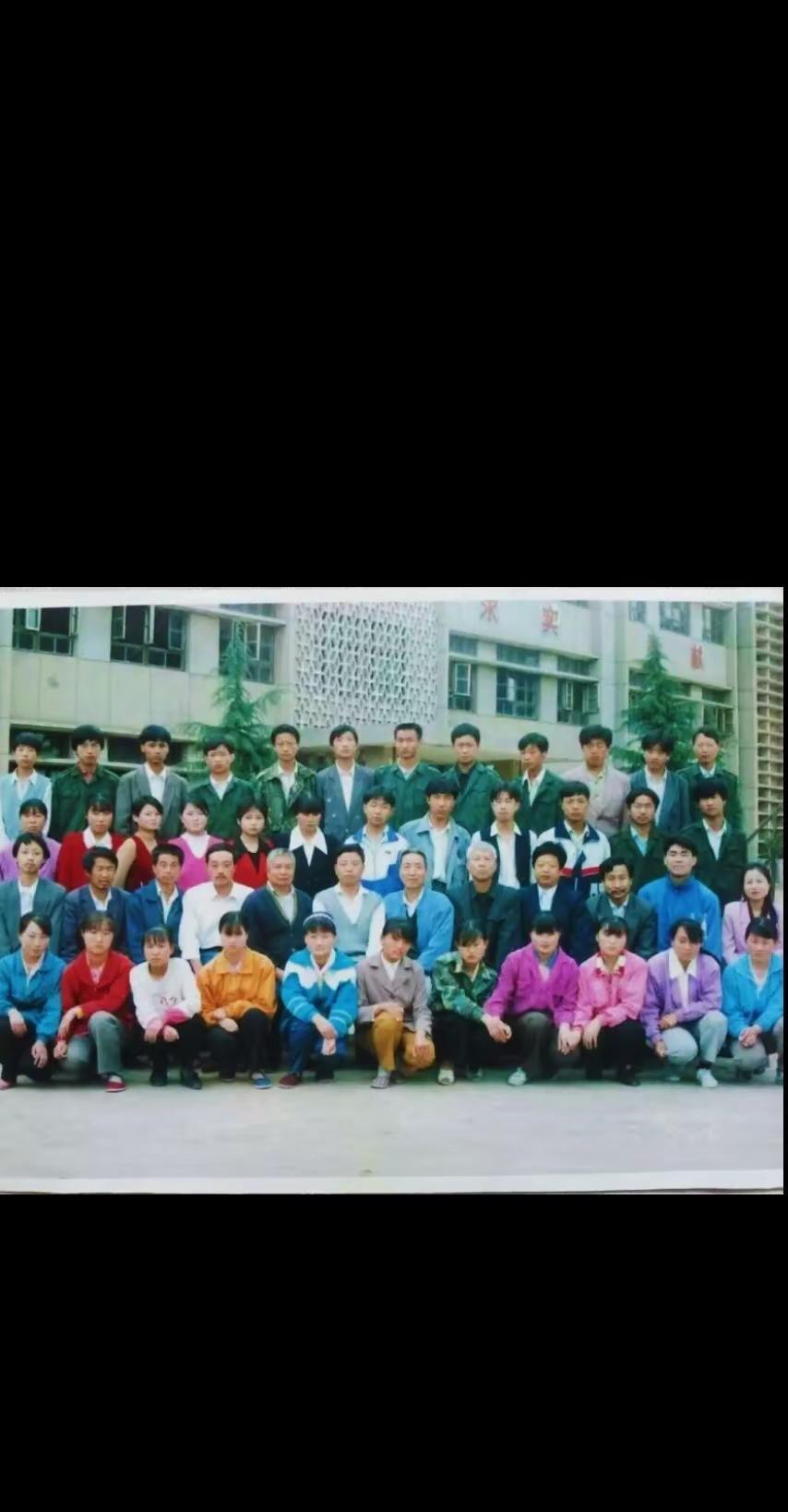 后来，我们再也听不到小时候那一句“我吃完饭就来找你玩”！青丝白发一瞬间，年华老去