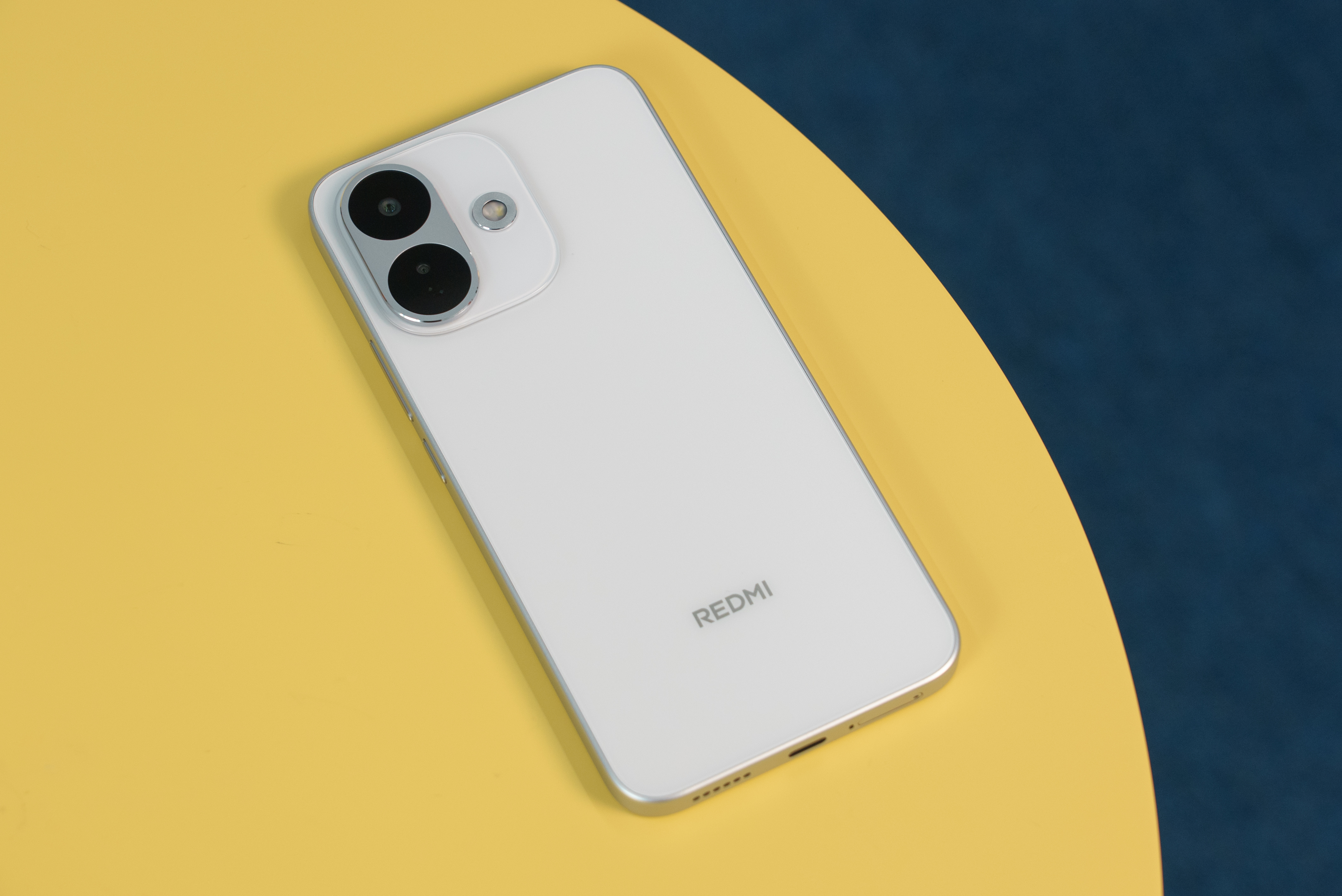 我们拿到了 REDMI Note 17 Pro 的白色版本机身正面是一块 6.8