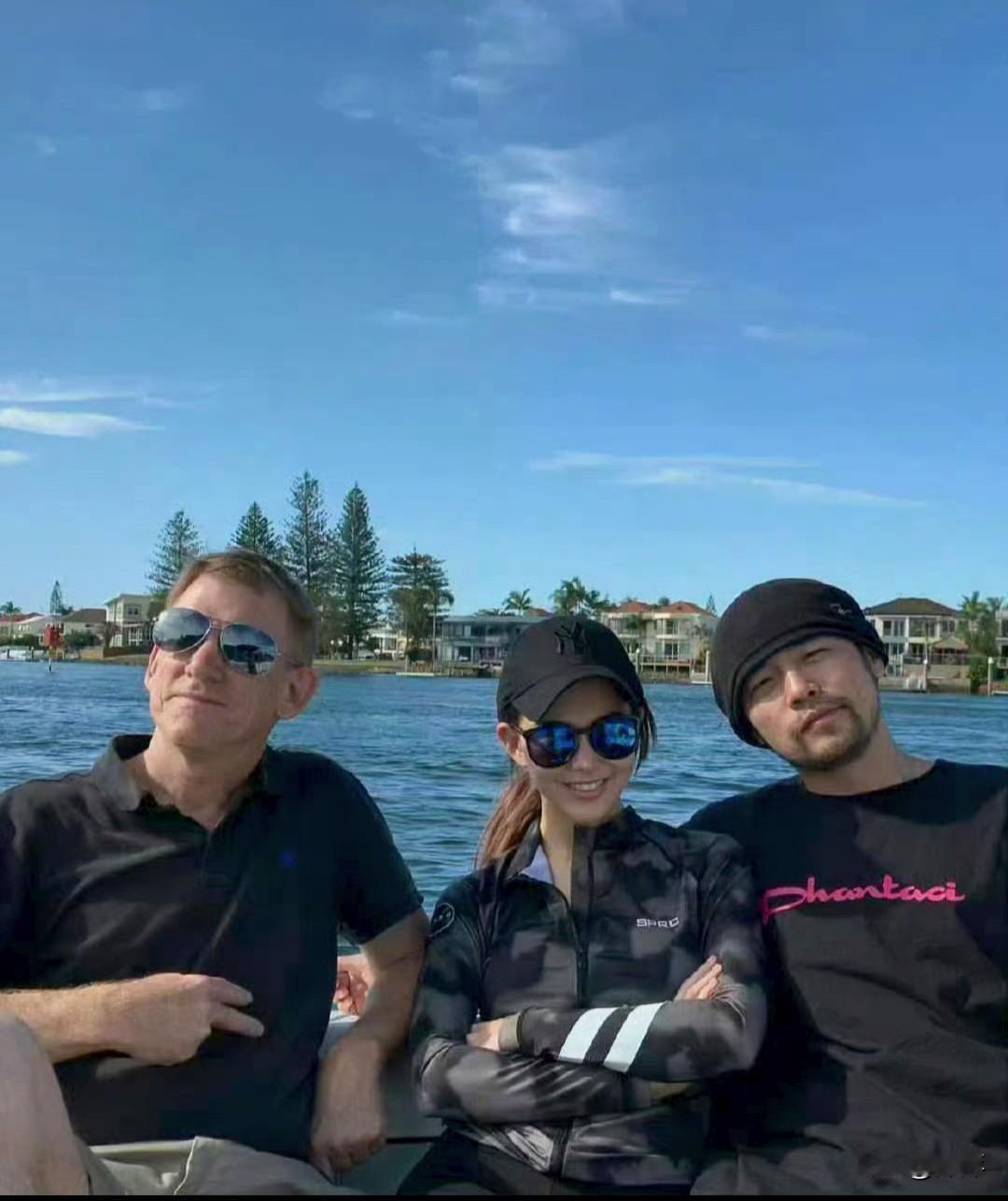 周杰伦在自己社交账号晒和老婆.老丈人.儿子游玩照。