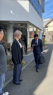 闯荡社会几年你就会明白，人没有背景，没有机会，没有贵人，老实说，很难成功，不是靠