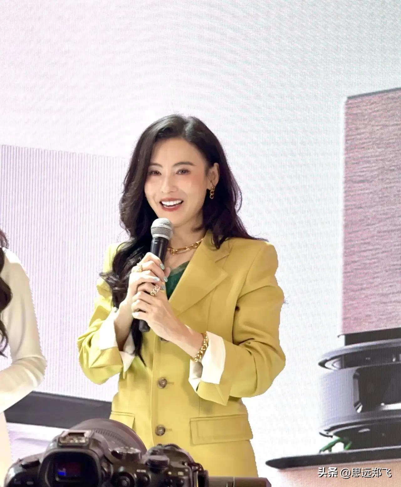 张柏芝这个女人
有故事，有坚韧，有颜值
可是她没有福气，她骨子里还是有原生家庭带