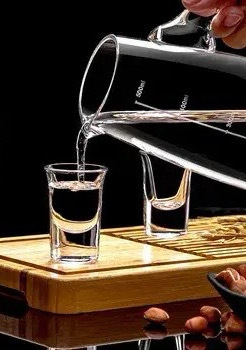 基金：白酒板块下一次什么时候动手白酒板块基金净值已经更新，下跌了2.59%，又是