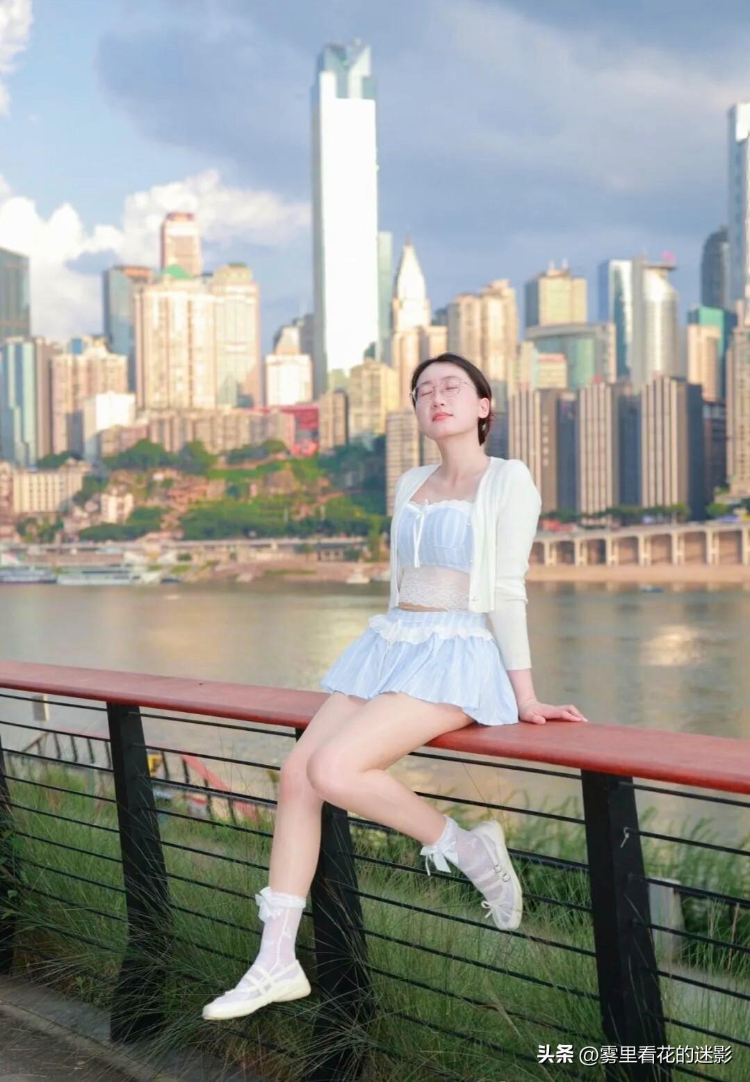 河畔轻倚，时尚穿搭，城市天际线作背景，清新自然。