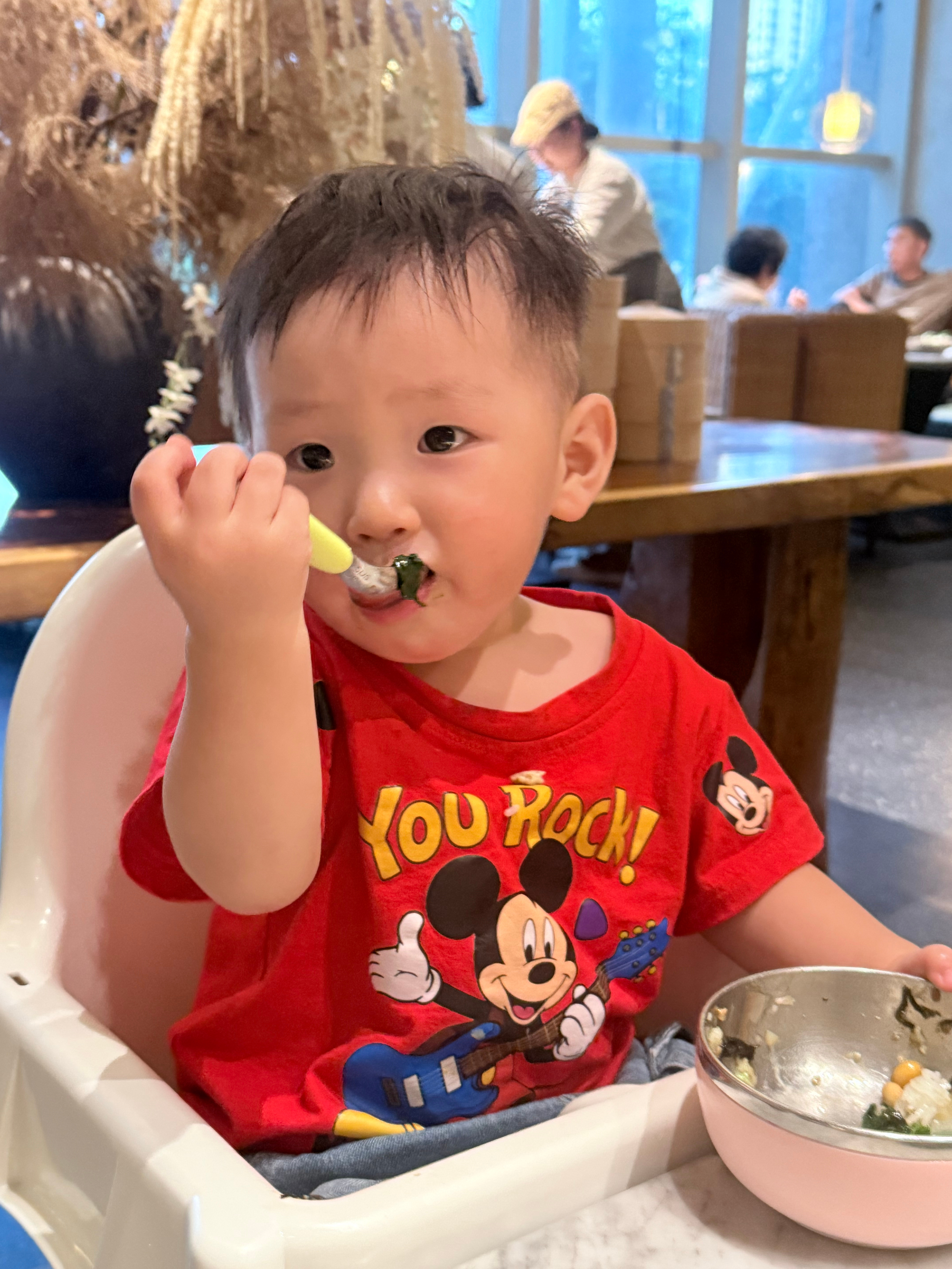 一到饭点就想掐许嘟嘟。。。。夹什么给她都不吃，就吃白粥白米饭，许拧紧属于夹什么吃
