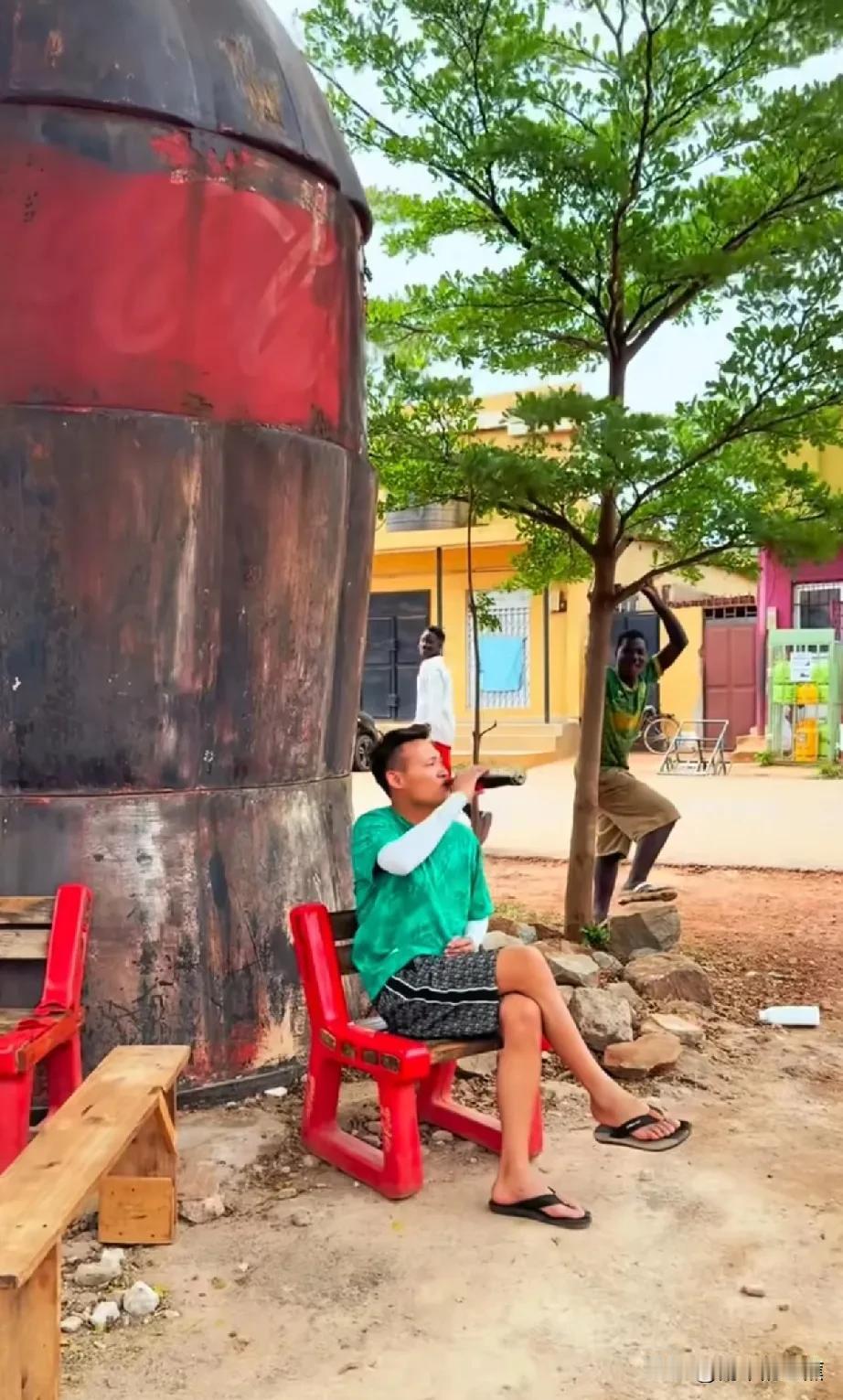 拉乌小刘的摄影师光头强是懂“帅”的，在遥远的非洲，在生活那么贫困的地方，独自一人