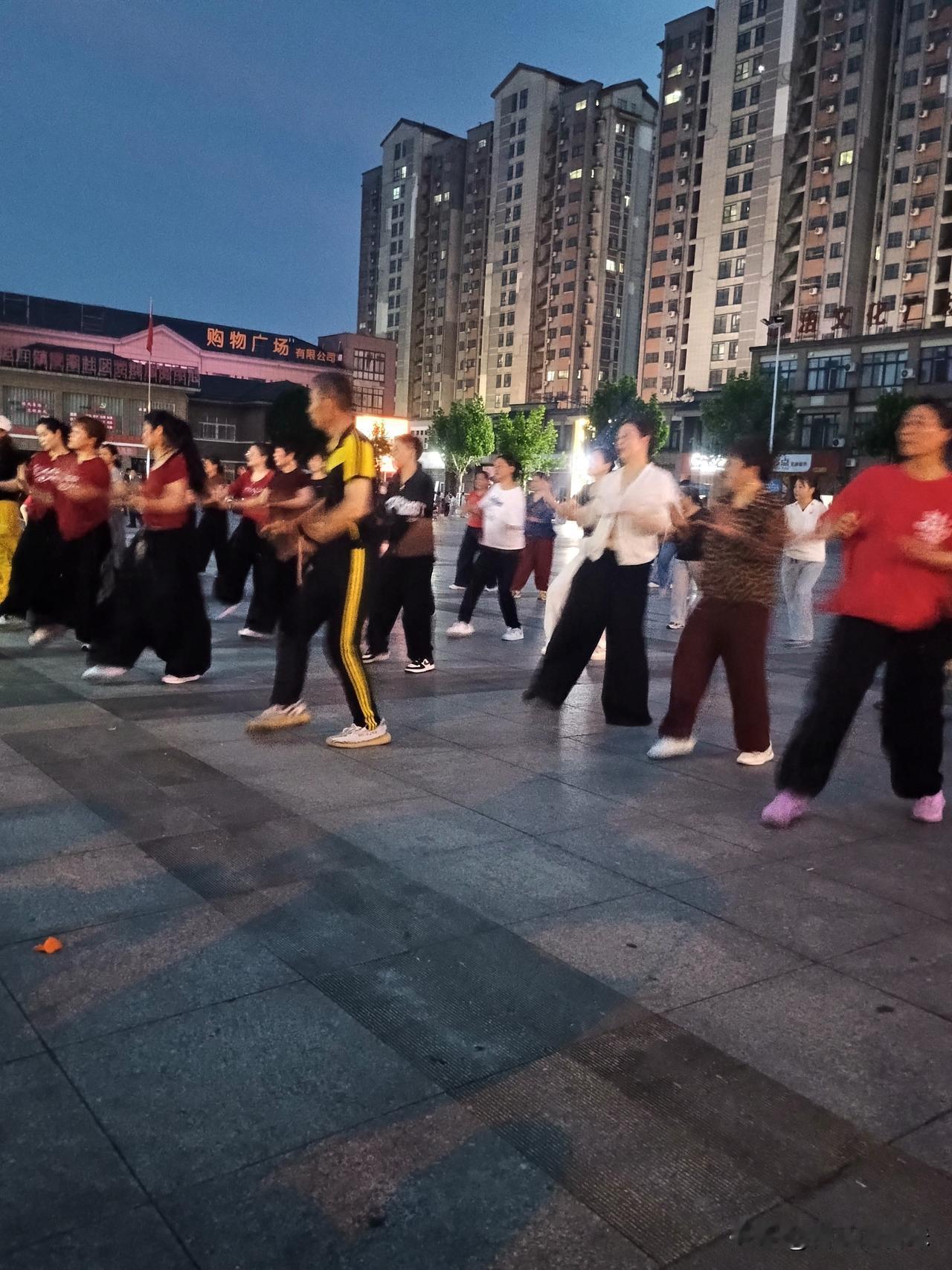 没事广场溜达一圈，这个大叔舞跳的挺好的，心态真好。😁😁