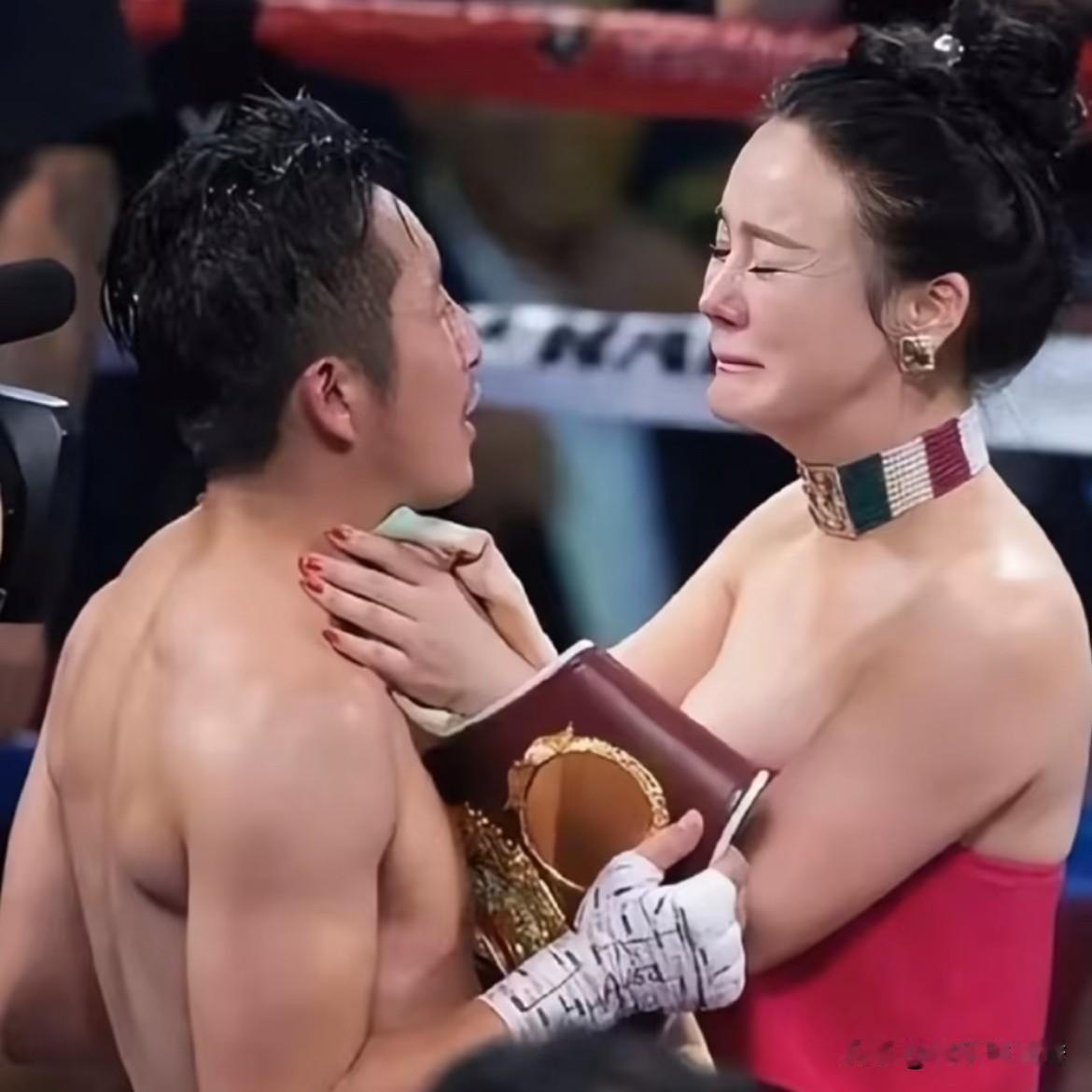 冉莹颖前期是真的“动心”，看表情就知道她有多担心！

邹市明“打拳”结束，冉莹颖