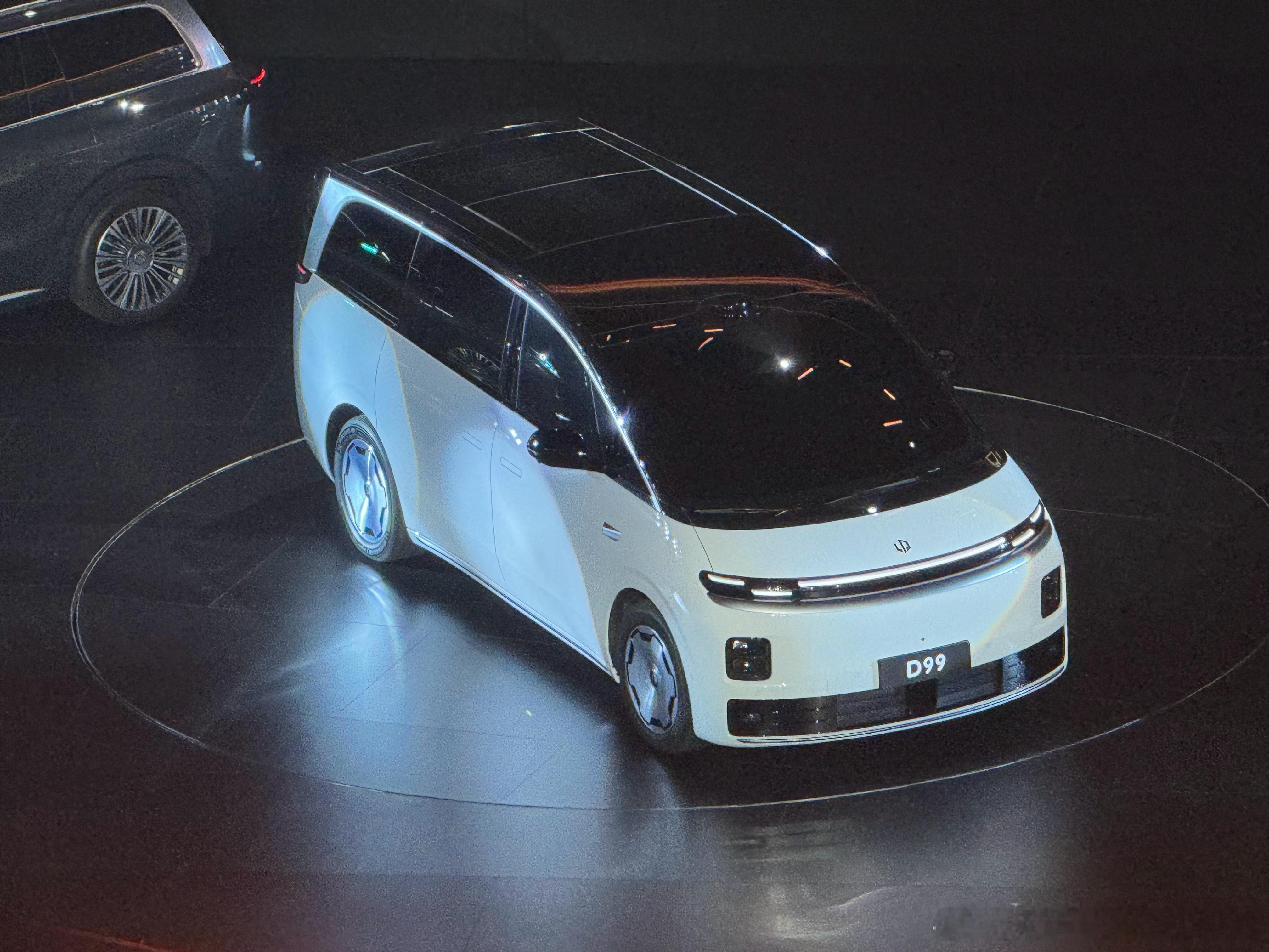 零跑D99 首次亮相，这个姿态怎么样？有没有可能“半价理想MEGA”？2026年