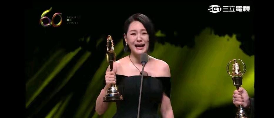 没想到《康熙来了》停播都10年了。小s居然还能获得金钟奖最佳主持人。
此次金钟奖