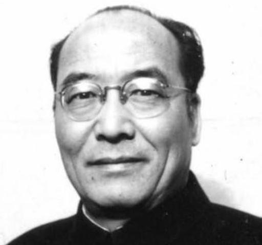 1948年，张治中让韩练成带一封信去给蒋介石，韩练成登机后，见信封未密封，便忍不