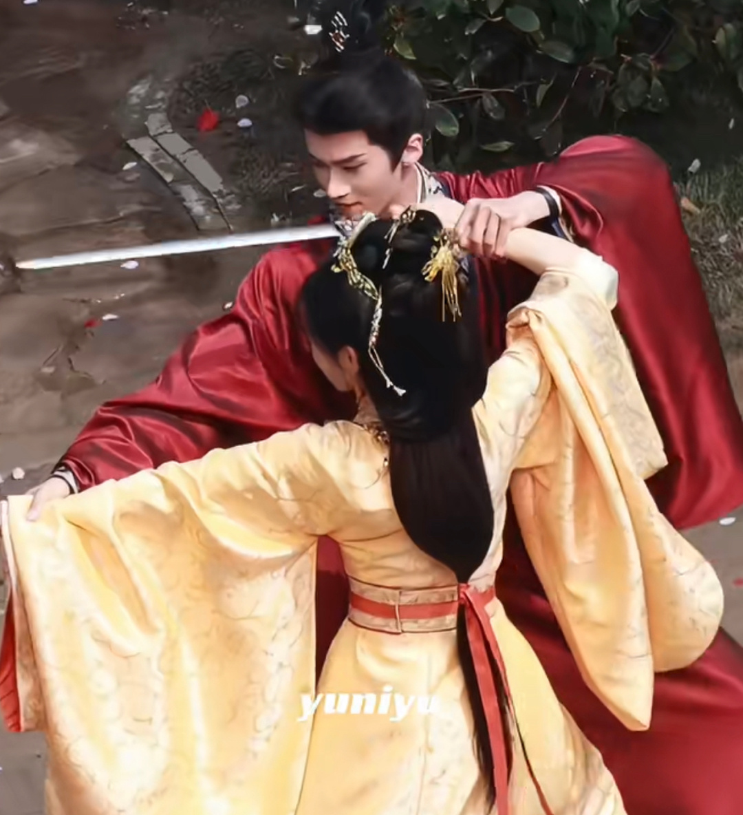 田曦薇闫桉练剑偷吻，怎么练剑还偷吻！你们练的是情意绵绵剑吗