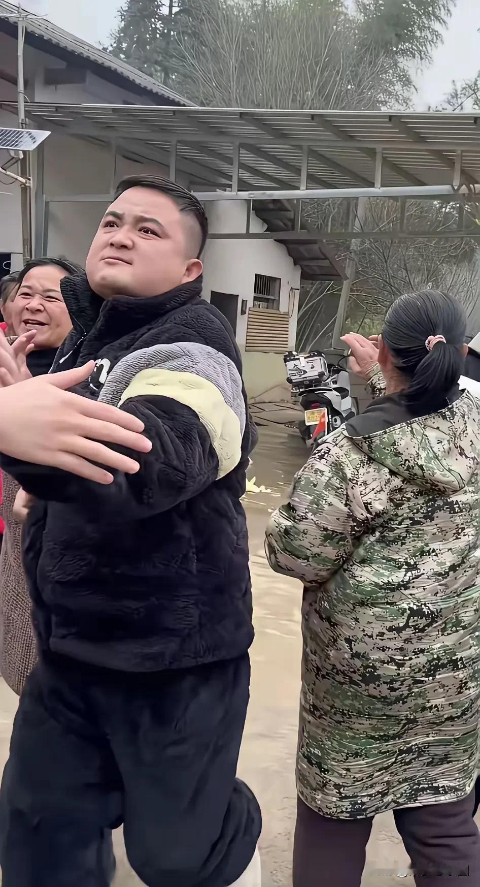 湖南株洲这些村民跟黑社会一样。起因是博主好心花了5000块钱给村民办杀猪宴，向一