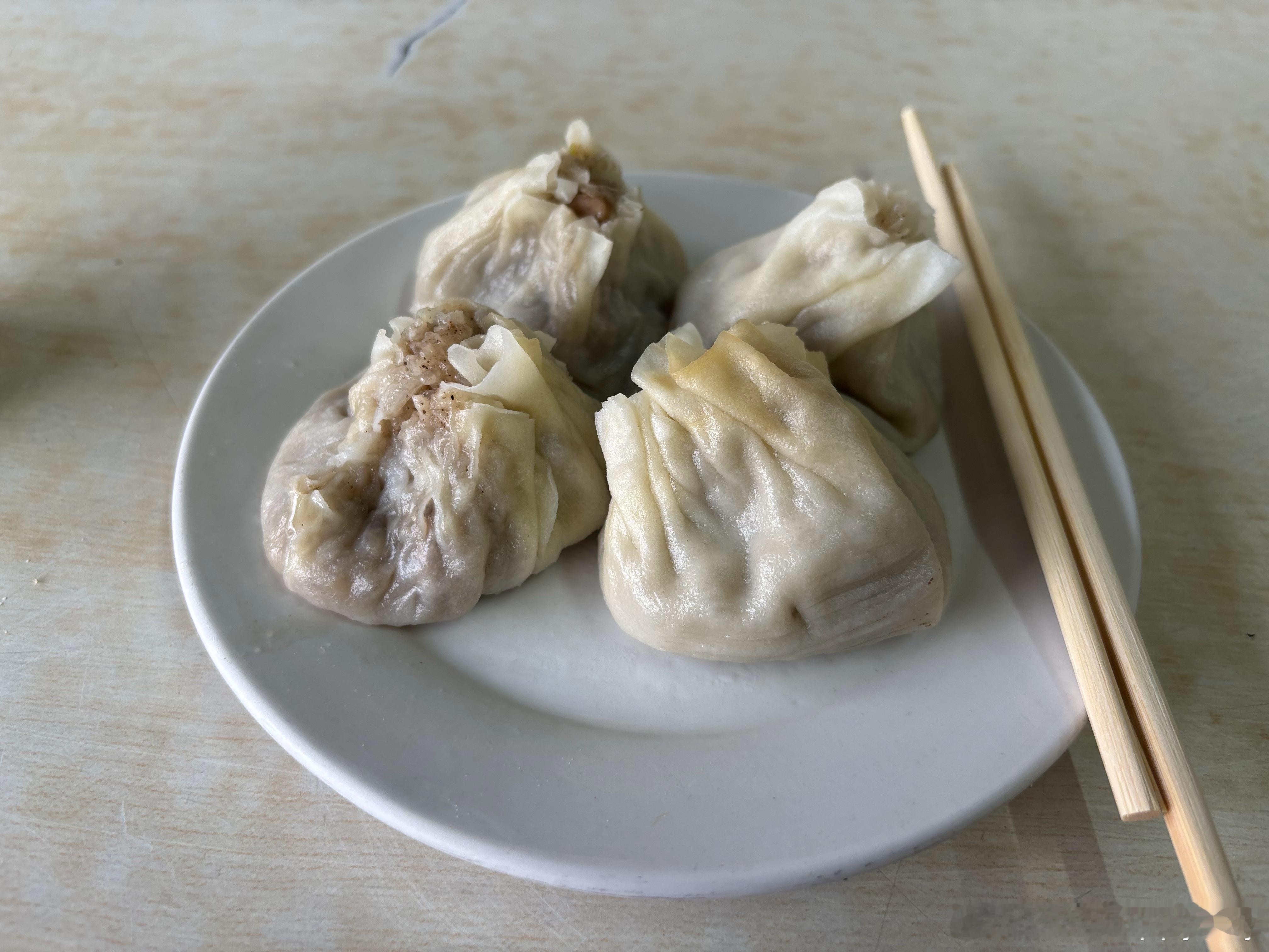 来10年前工作的地方附近过个早，虽然物是人非，但不变的是味道，待会买点速冻的烧麦