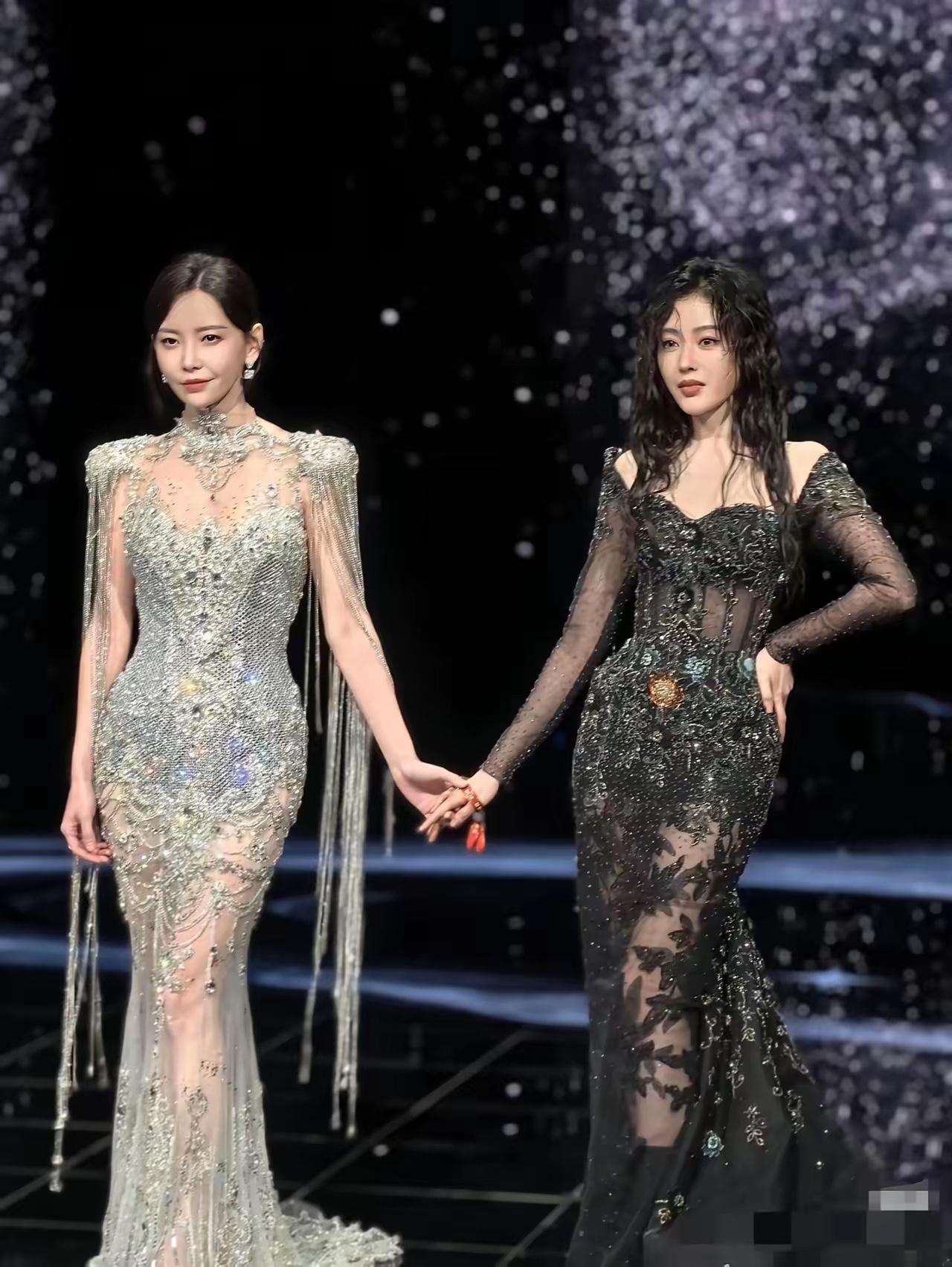 同样是鱼尾裙，一个靠气场撑场面，一个靠曲线杀疯全场，网友吵翻：“张天爱这腰臀比直