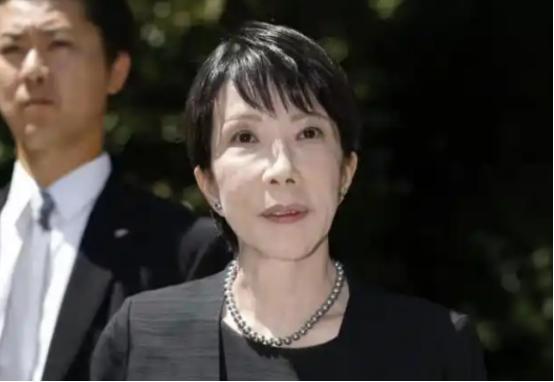 近日，日本在一天内接连做出两大挑衅举动，首相高市早苗参拜靖国神社，同时内阁强行通