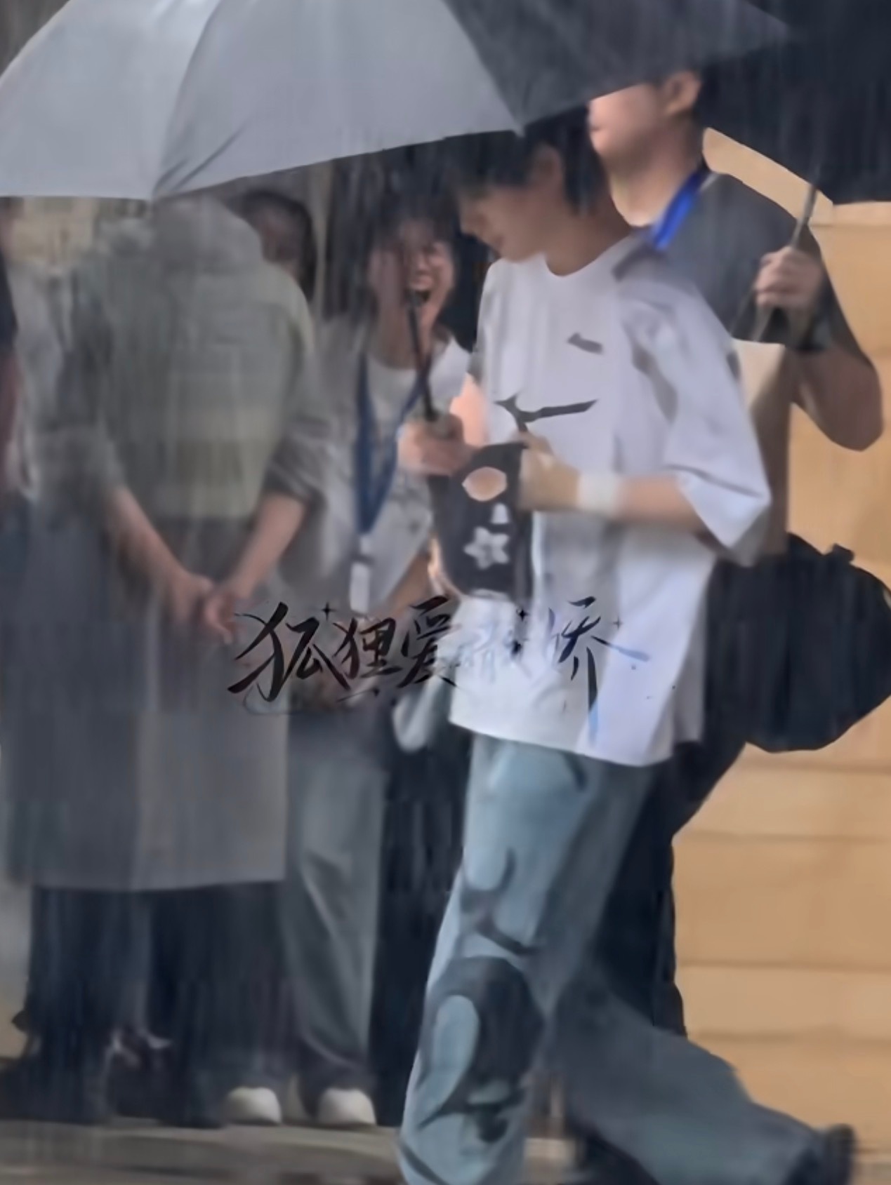 要飞新地方了 好帅啊男大 P1后边工作人员演我见到男神 