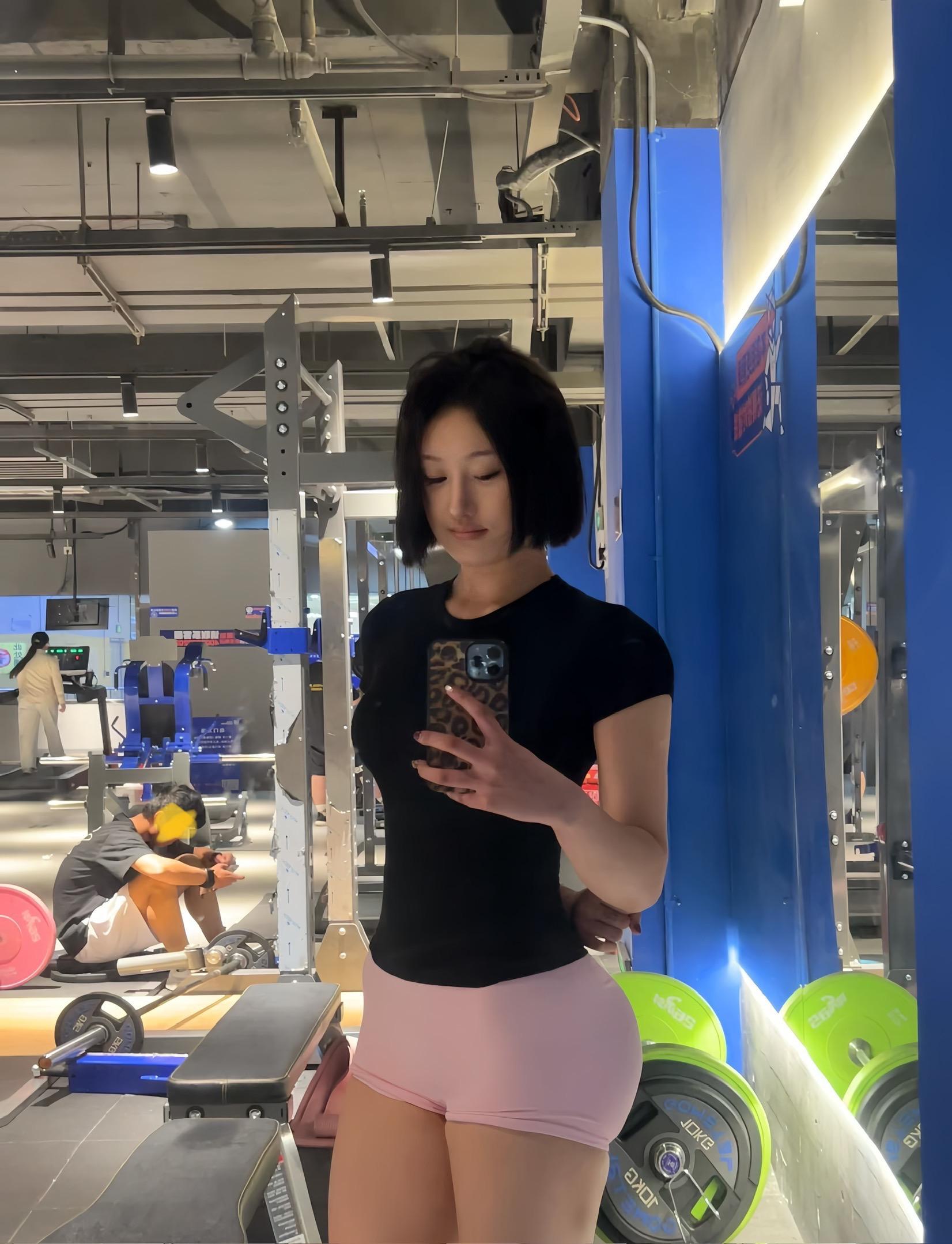 健身 女人40 毫无训练痕迹 ootd穿搭 对镜拍