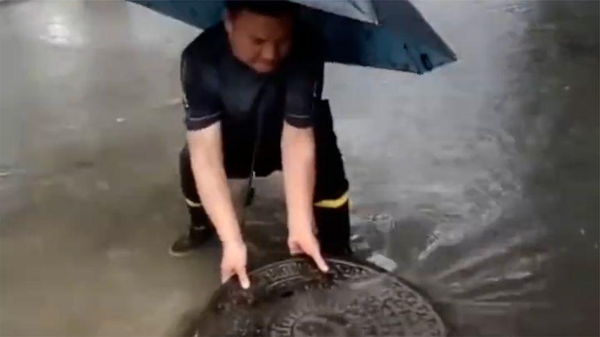 【江苏泰州一社区干部徒手扒井盖排水被质疑摆拍 当地回应】近日，一则“江苏泰州一社