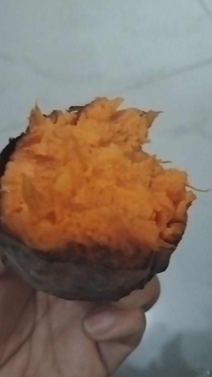 这么冷的天吃个烤红薯🍠，暖手又暖胃 