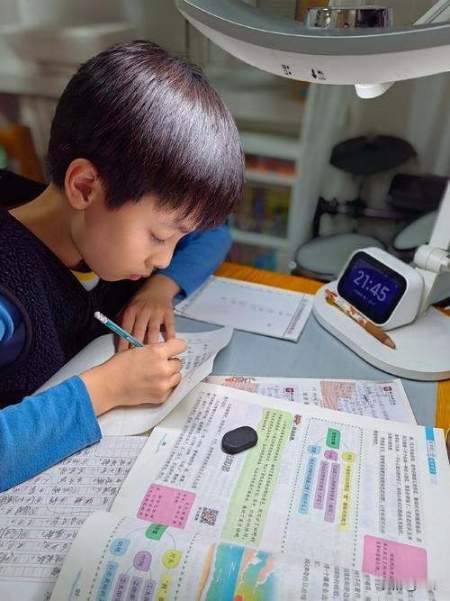 吵翻了！学生用AI写作业到底是好是坏？真正的分界线终于说透
 
如今AI写作业成