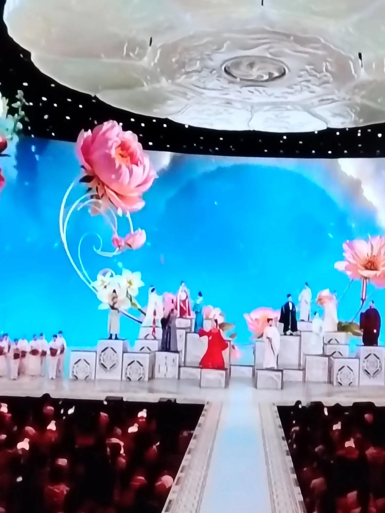 对上：高天高日高收入，
出下：福岁福年福满堂。