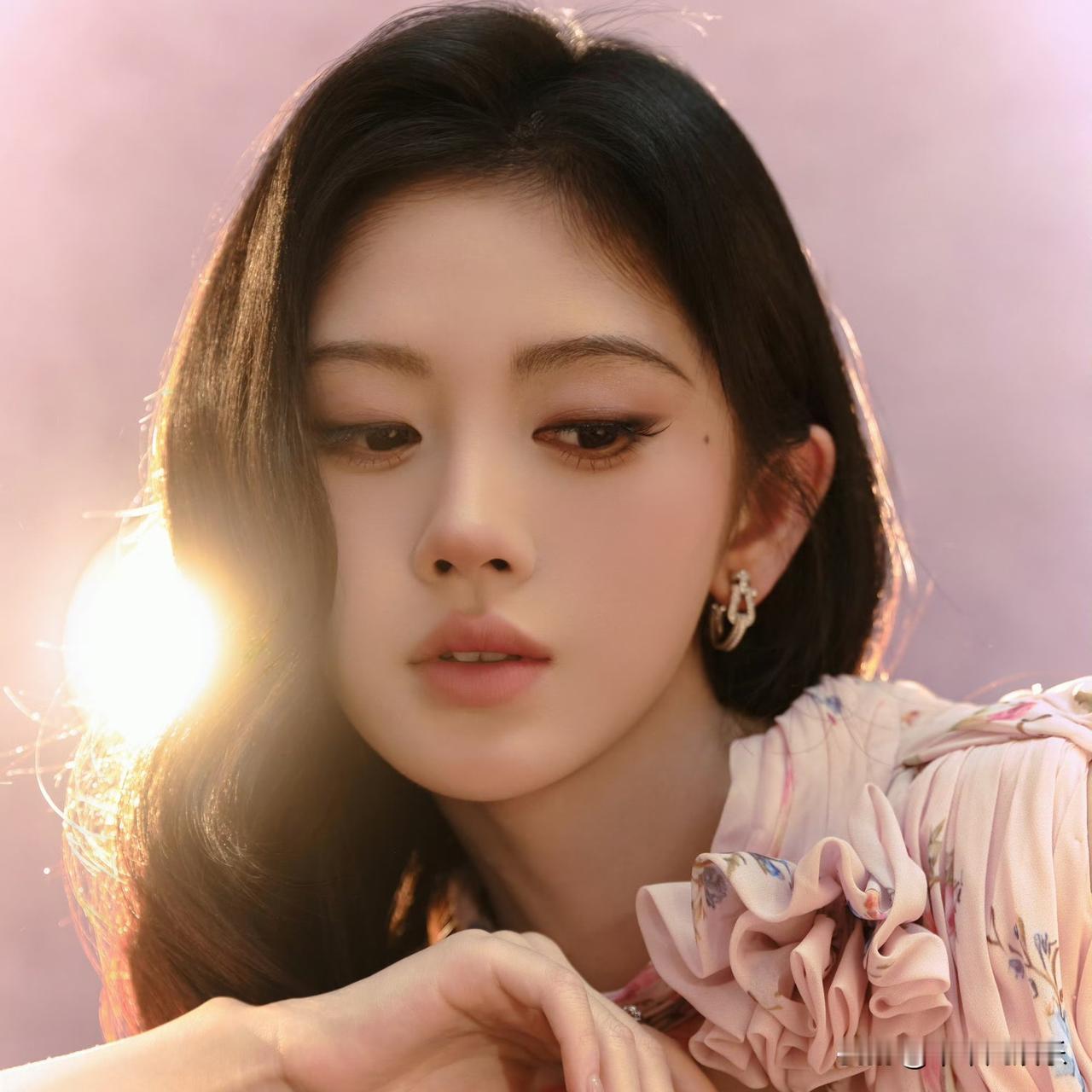 鞠婧祎身着的粉色雏菊长裙一亮相，就把春日的清甜氛围感稳稳拉满。柔雾粉的裙身铺满错