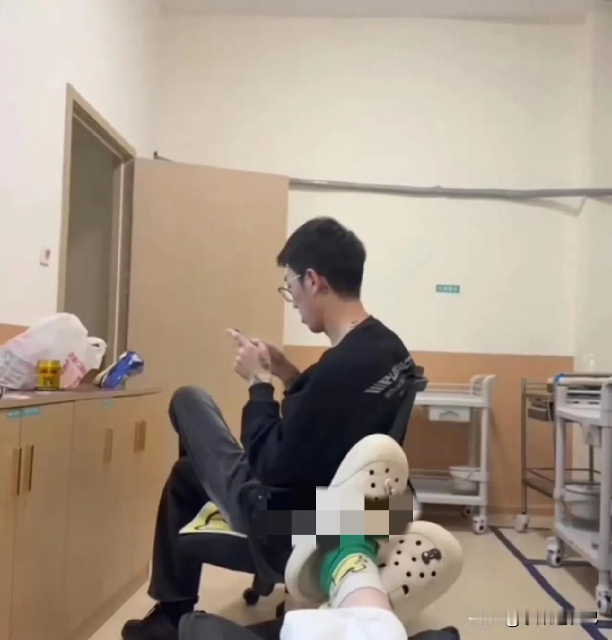 青岛的名小护士，竟让男朋友陪她上夜班，更指使男朋友在配药室干活，网友：职业道德呢