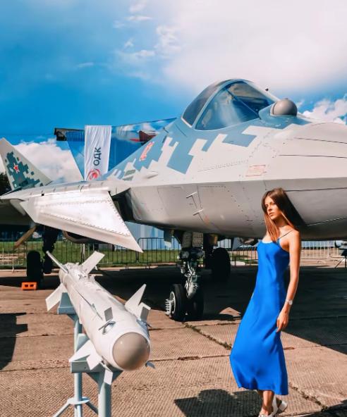 苏57战机找美女来站台宣传！

可是这战机的外表皮，全都是铆钉呀，这是五代机该有