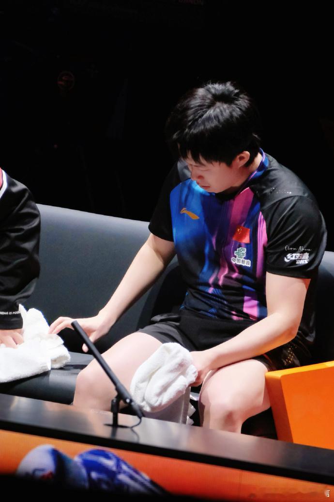 王楚钦主动擦椅子上的汗 好乖的一只王楚钦🥺会主动去擦自己坐过的地方留下的汗渍，