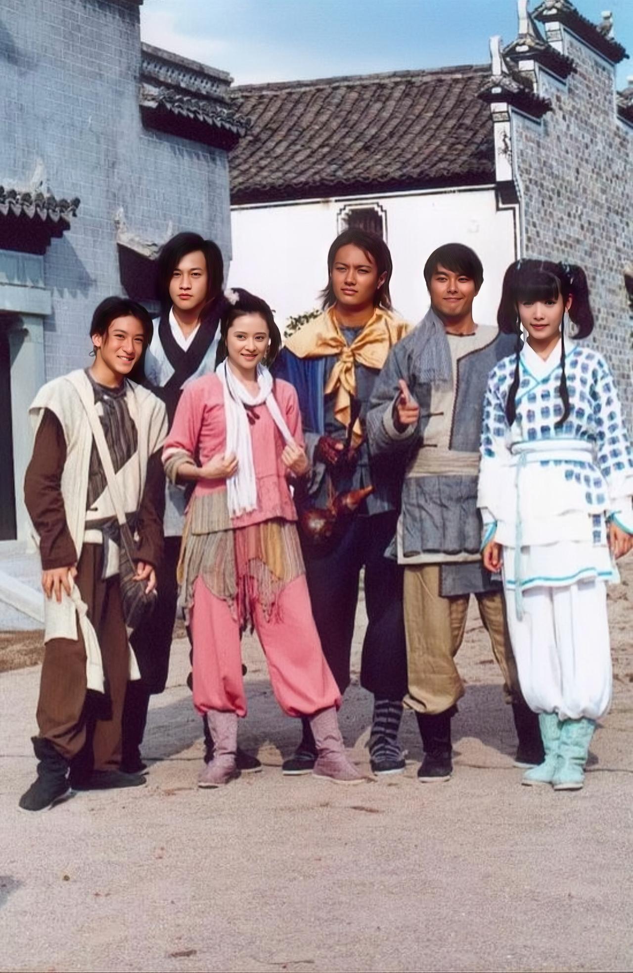 2005年真人版《中华小当家》剧照，一眼就看到何润东了，那个时候的他30岁，看着