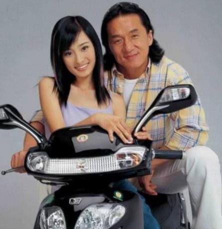 2003年，49岁的成龙和17岁的杨幂拍了一个广告，结账时，成龙拿到了50万，杨