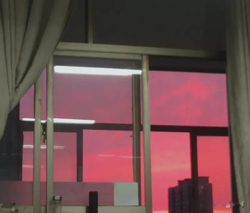 看到“窗外轻云红日染”这个上联，瞬间就被带入了一幅绝美画面，窗外轻柔云朵被红日染