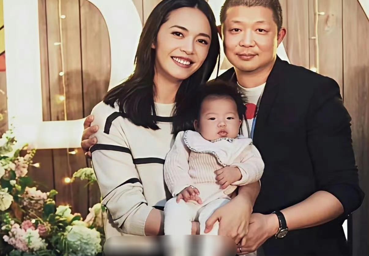 离婚那么多年。现在官宣。啥意思？谁要二婚了？还是拍的新剧了？