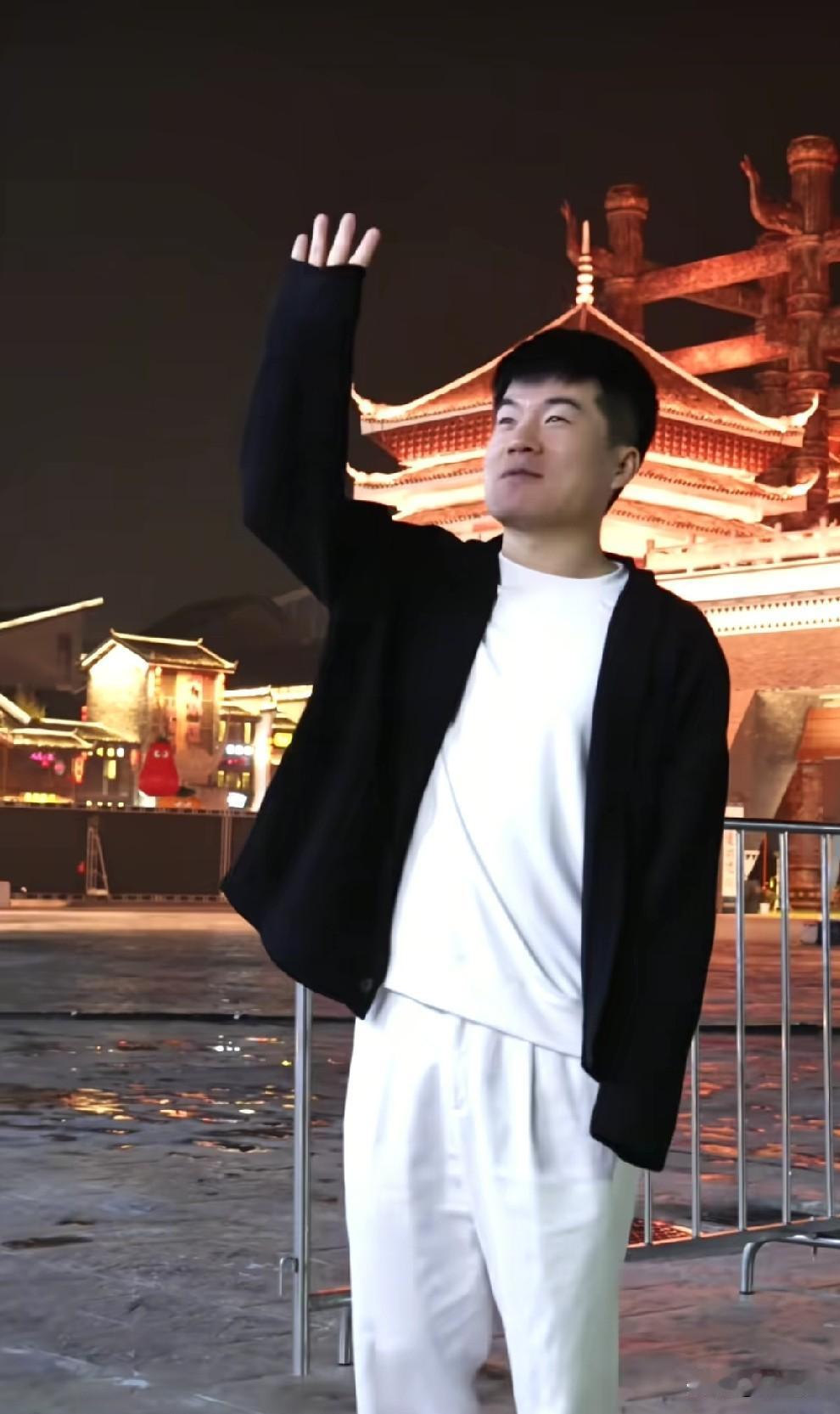 董宇辉一行已经在贵州
紧锣密鼓的进行彩排
顺毛辉限时返场[偷笑]
看上去还挺乖[