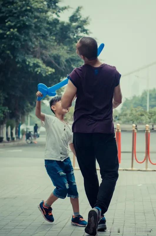 人最渴望的父子情是什么样的? 人最渴望的父子情，大概是像一壶陈酿的酒，越品越香。