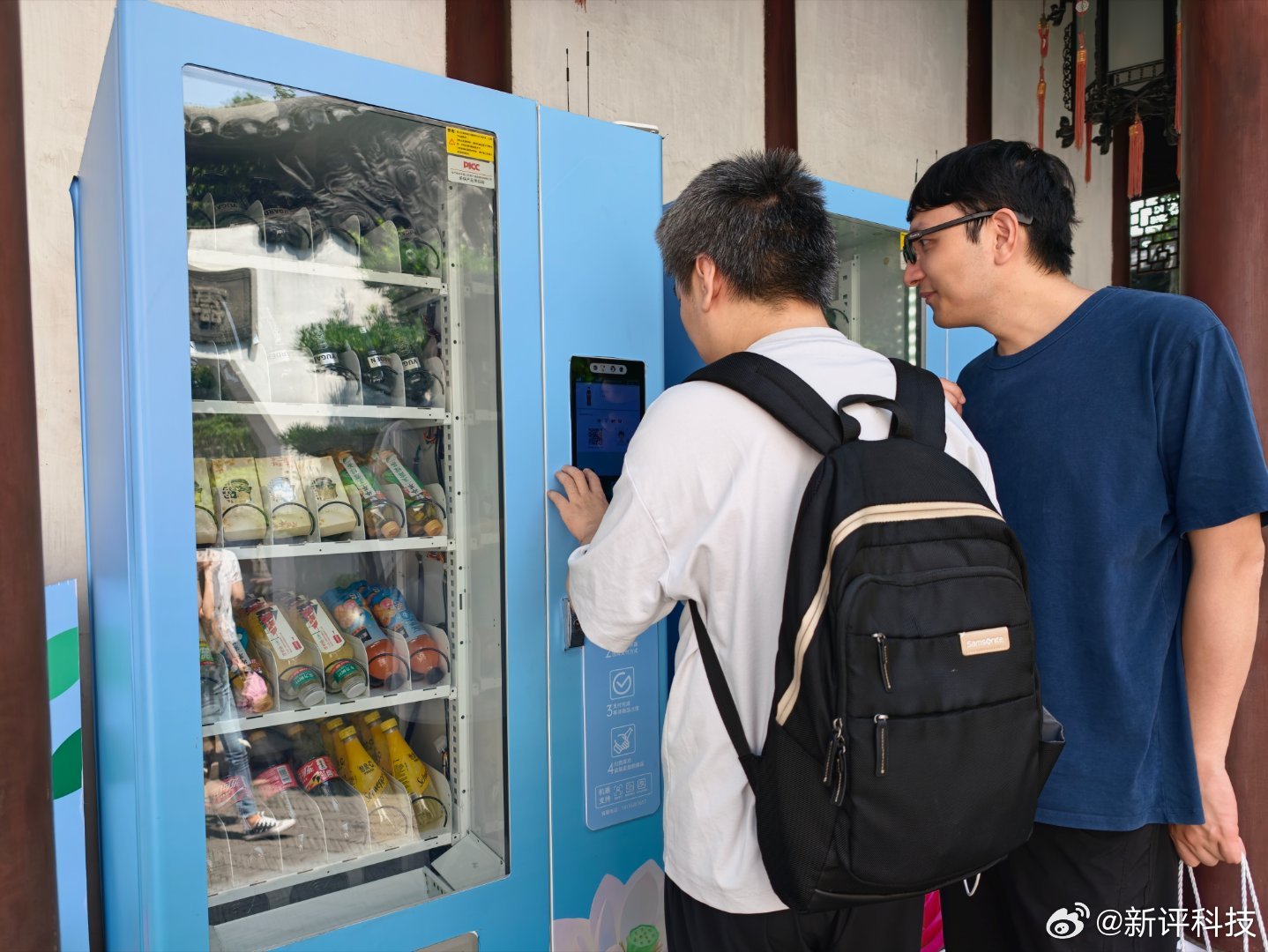 正常人遇到自动售货机都是买水，这俩人在研究这是什么系统，结果发现是安卓系统，又在
