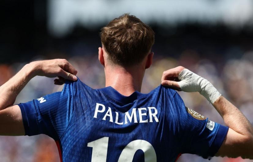 一名唇语解读专家揭示了切尔西联赛杯半决赛次回合输给阿森纳后，马杜埃凯对帕尔默说了