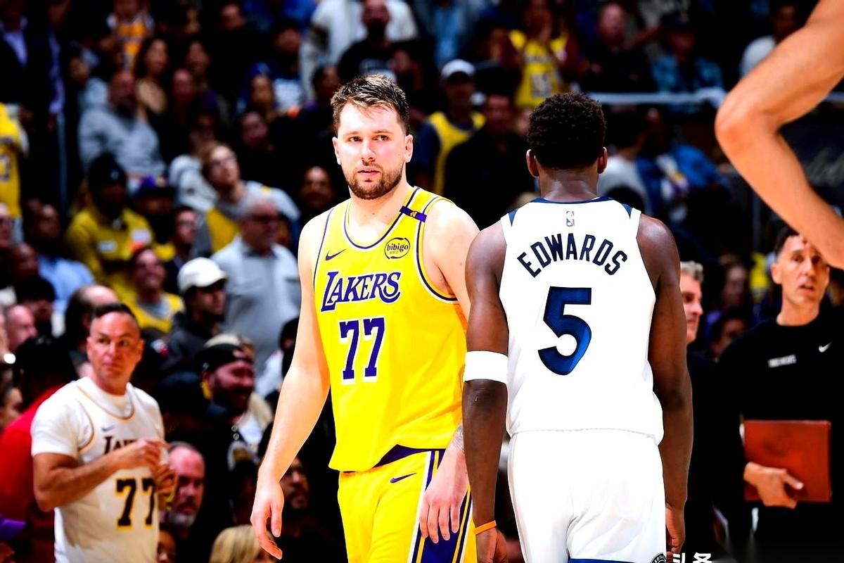 火箭队这赛季的局，看得人直摇头。
赛季第一天，晴天霹雳，核心后卫范弗利特直接赛季