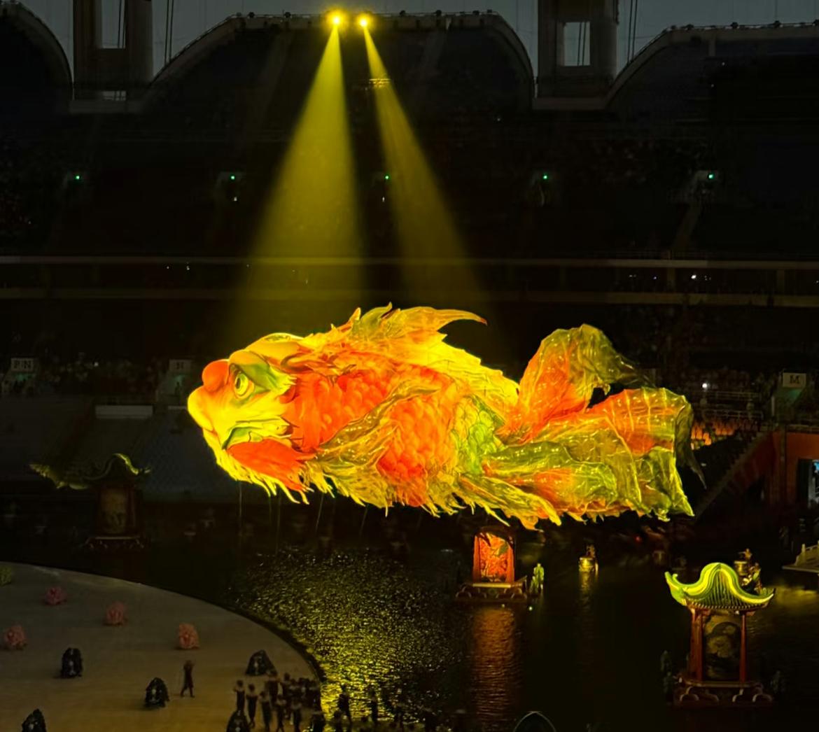 有没有人发现，
今天广州全运会开幕式，
最让人记在脑子里的不是烟花秀，反而是那个