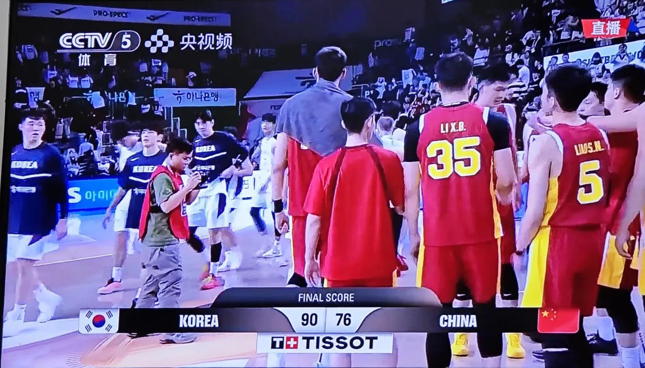 中国男篮再负韩国：一场失利，两面镜子

哨声响起，比分定格。中国男篮不敌韩国，这
