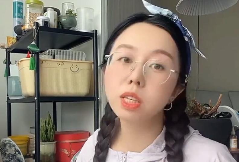 户口本上同时躺着俩姓，这事儿搁谁家都得被问一嘴。田静最近直播直接把话挑明了：孩子