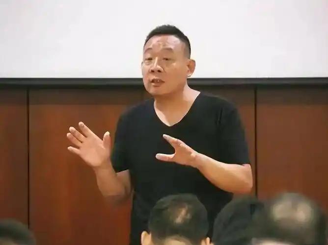 于东来不吃压力第一人。
胖东来宣布许昌生活广场2026年年底正式闭店。
很多人第