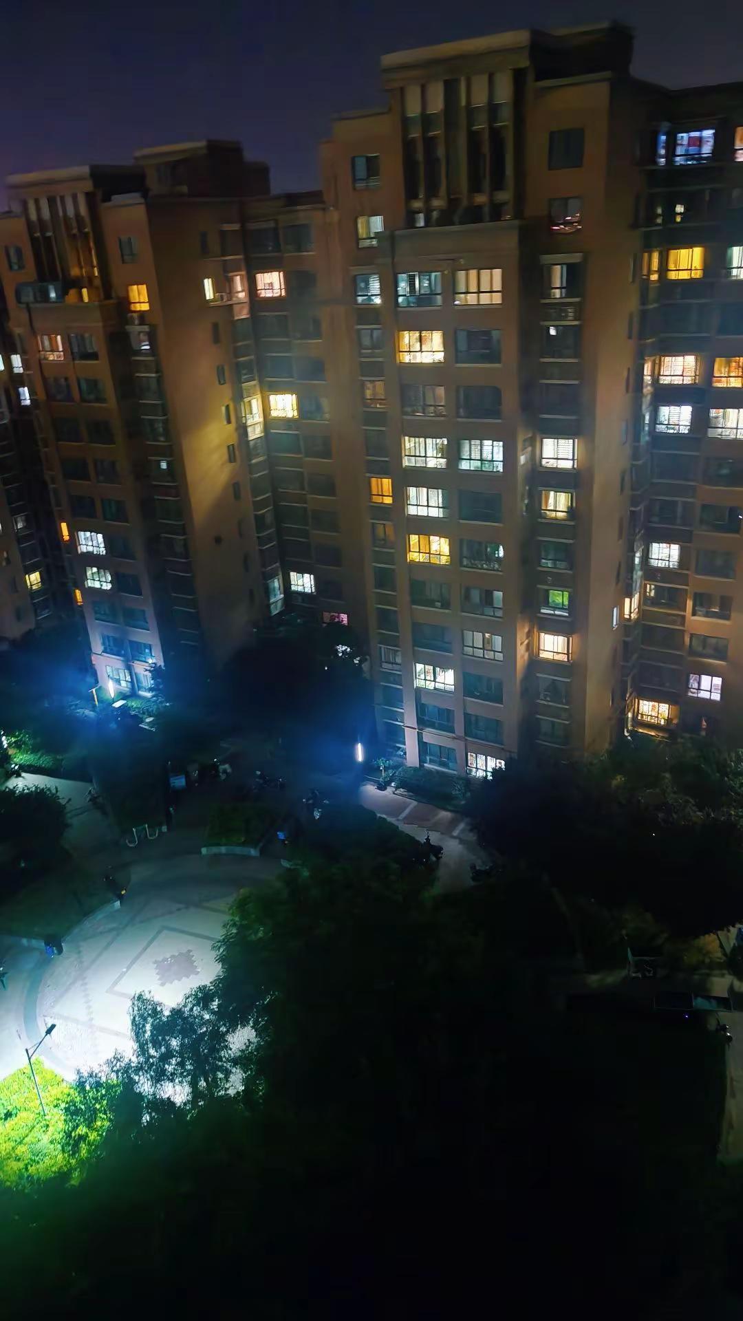 蜘蛛侠，我睡不着小区夜景实拍 夜深人静的小区