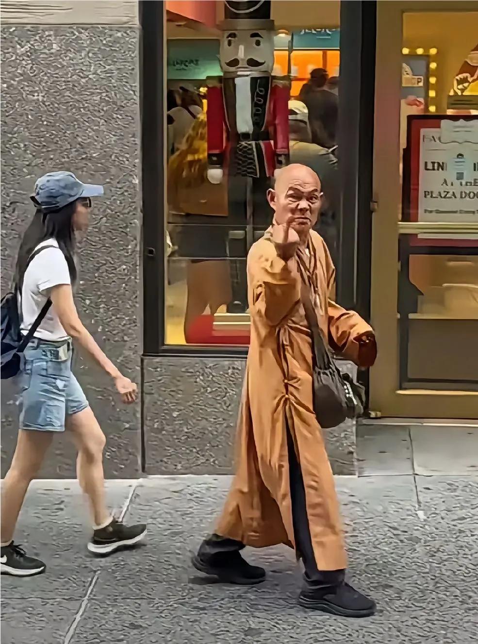 单凭他冲他人做出这个动作，基本就可以判断这个僧人是膺品！