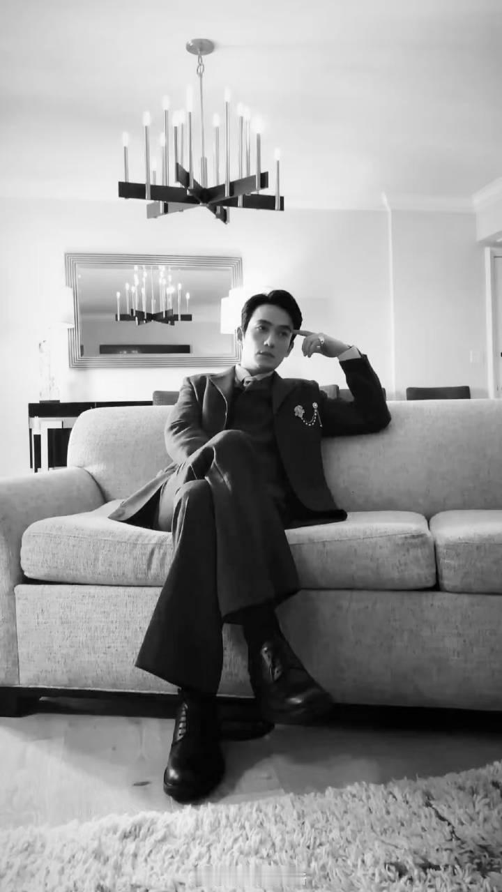 朱一龙这套造型被 VOGUE US 官方评选为 The Best Dressed