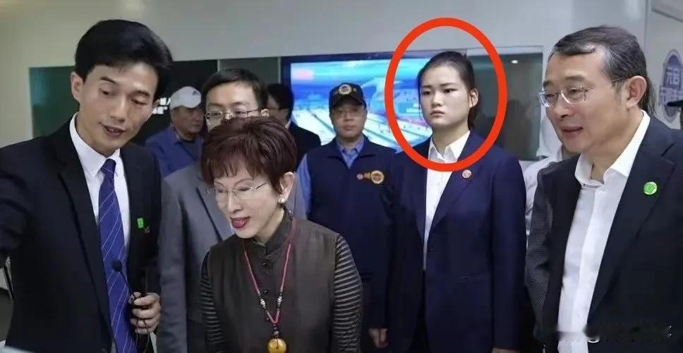 洪秀柱身边的女保镖何许人也？神情专注，严肃，面目清秀但带着霸气，一看就是身手不凡